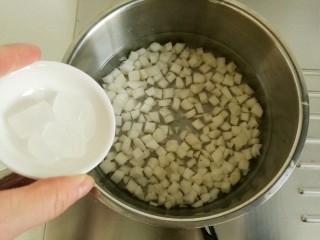 5、橙梨马蹄爽,按个人口味加入适量的冰糖或者蜂蜜。