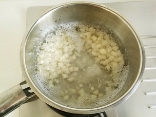 6、橙梨马蹄爽,煮开后转中火煲8分钟左右。