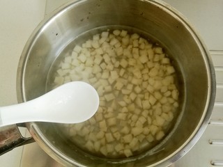 7、橙梨马蹄爽,中途中用勺子捞去表面的浮沫，煮好后备用。