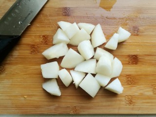 8、橙梨马蹄爽,雪梨去皮后切小块。