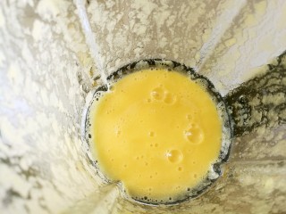 11、橙梨马蹄爽,开动料理机榨成橙梨汁。