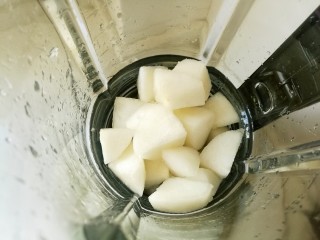 9、橙梨马蹄爽,放入破壁机中。