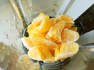 10、橙梨马蹄爽,再掰好橙子，放入果肉，其中橙子上白白网状的橘络会苦苦的，为了口感的人会小心的将它们剥除，但是橘络对咳嗽化痰有很好的功效，所以我没有剥除。