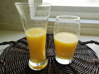 12、橙梨马蹄爽,因为我用的是破壁机，打的很细腻，没有过滤，直接分配到两个杯中。