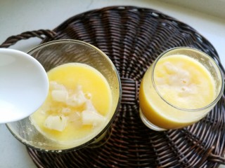 13、橙梨马蹄爽,最后将煲煮好带着温热的马磅爽装入杯中。