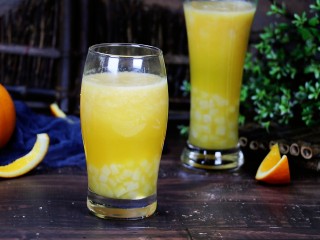 14、橙梨马蹄爽,搅拌一下就可以喝了。