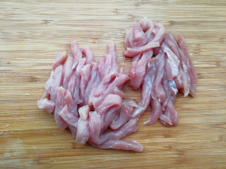 2、干炸里脊,再切成1厘米宽的条