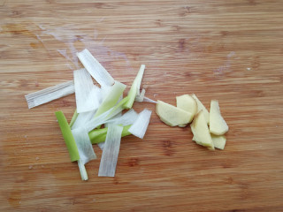 3、干炸里脊,将大葱切成条，姜切成薄片