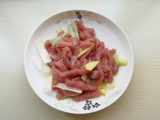 4、干炸里脊,将切好的里脊条放在盘内，加入盐、葱条、姜片、胡椒粉、料酒、抓匀腌制20分钟