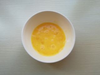 5、干炸里脊,将鸡蛋磕入碗内打散