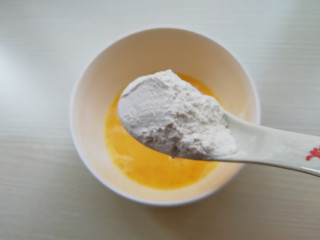 6、干炸里脊,加入面粉