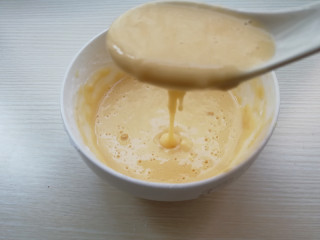 8、干炸里脊,再加入淀粉搅拌均匀，成粘稠状的糊，如果太干可以加少量的水