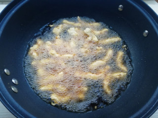 10、干炸里脊,锅加油烧热至6成热，如果掌握不好油温高低，先下入一条到油锅内，里脊条周围马上起密集的小泡油温就可以了