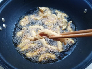 11、干炸里脊,将肉条逐条下入油锅内，拨散，将肉条炸至定型捞出