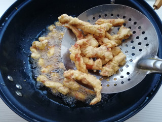 12、干炸里脊,升高油温至7成热，下入里脊条复炸，将里脊条炸至金黄，外焦里嫩