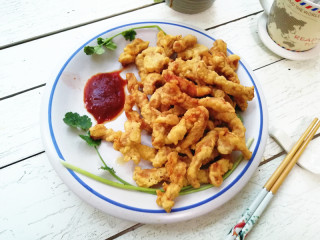 13、干炸里脊,捞出控净油，和番茄沙司一起上桌即可