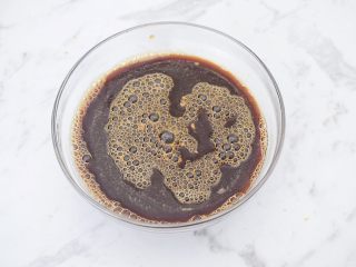 3、红糖发糕,边加入温水边搅拌，搅拌至红糖融化