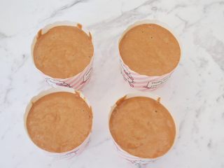 9、红糖发糕,然后再把面糊倒入纸杯中，没有纸杯可用碗，碗要先刷油防粘