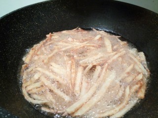 6、炝薯条,等定型后，用筷子轻轻翻动