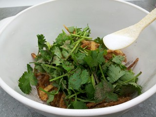 11、炝薯条,再加半勺细盐调味