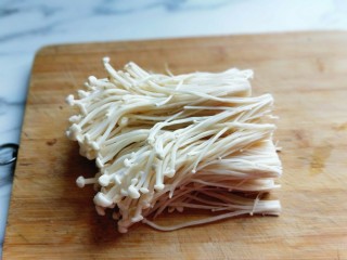 1、新年必备的双味儿蟹肉蒸金针菇,首先将金针菇去根。(切掉即可)