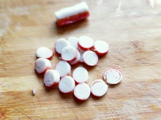 5、新年必备的双味儿蟹肉蒸金针菇,蟹肉棒去掉外皮，切片。