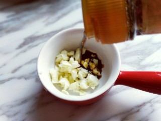 7、新年必备的双味儿蟹肉蒸金针菇,蒜去皮切碎，装入器具中，加入生抽。