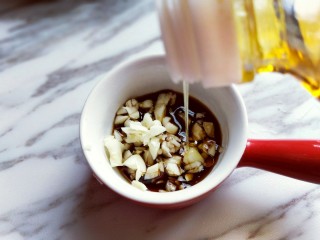 8、新年必备的双味儿蟹肉蒸金针菇,再加入芝麻油。