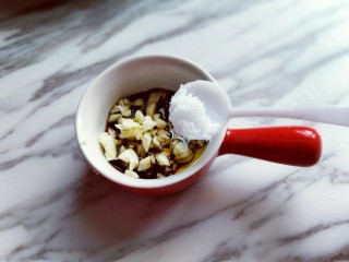 9、新年必备的双味儿蟹肉蒸金针菇,加入盐。