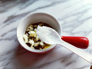 10、新年必备的双味儿蟹肉蒸金针菇,再加入白砂糖，拌均匀。