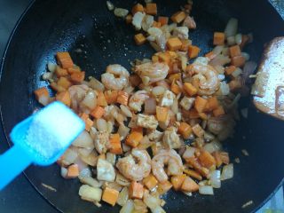 6、鲜虾仁焗饭,放适量盐调味。