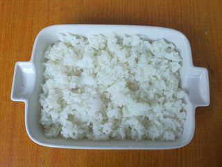 8、鲜虾仁焗饭,米饭放在烤箱专用的烤盘，铺满。