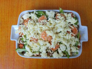 10、鲜虾仁焗饭,均匀的铺上马苏里拉芝士。
