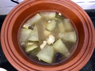 13、莲子薏米冬瓜老鸭汤,最后一次加盐调味，少量加入，多次尝，合适即可，我还会加少许的糖，提提鲜，再放一点点胡椒粉，总是怕腥，哈哈。建议如果吃不完的情况下，首先把冬瓜捞出来吃掉，这样剩下的汤才不会发酸