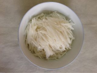 1、家庭版萝卜丝饼,白萝卜洗净，去皮，切丝，放盐腌制片刻，