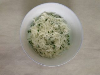3、家庭版萝卜丝饼,加入蒜叶拌匀