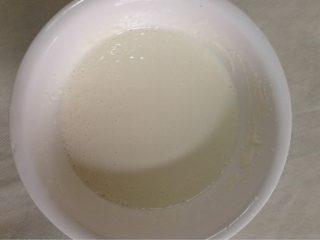 4、家庭版萝卜丝饼,面粉加适量的水调成面糊