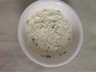 5、家庭版萝卜丝饼,面糊中加入拌好的萝卜丝，腌制时下的盐重了，就不用放佐料了，