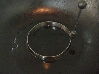 6、家庭版萝卜丝饼,锅子烧热放入煎蛋器，倒入油