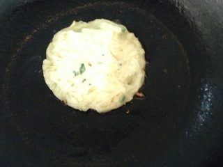 8、家庭版萝卜丝饼,煎片刻，拿掉煎蛋器，翻面煎，两面煎至金黄色即可