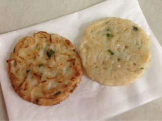 11、家庭版萝卜丝饼,半成品，当隔天早饭，煎至三五成熟，放在冰箱里，隔天早上再放锅里一煎，简单快捷。