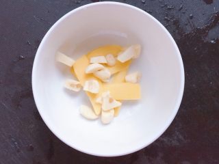 1、家庭烤鸡(烤箱版),生姜切片,蒜头切碎,放入碗中