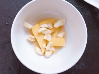 2、家庭烤鸡(烤箱版),加入一茶匙料酒