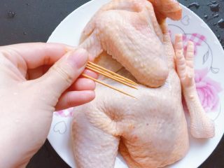 8、家庭烤鸡(烤箱版),鸡身用牙签扎满洞洞,利于入味