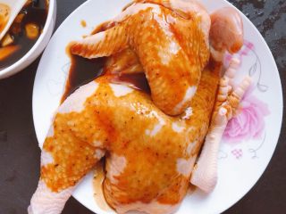 11、家庭烤鸡(烤箱版),把酱汁淋到鸡身上,全身按摩吸收,静置一会儿