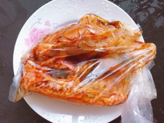 12、家庭烤鸡(烤箱版),取一个保鲜袋,将鸡和酱汁全部倒进去,扎进保鲜袋,放进冰箱冷藏一晚
