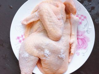 9、家庭烤鸡(烤箱版),撒上5g盐