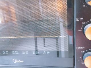 13、家庭烤鸡(烤箱版),烤箱210度预热10分钟