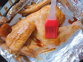 15、家庭烤鸡(烤箱版),将鸡身刷上酱汁