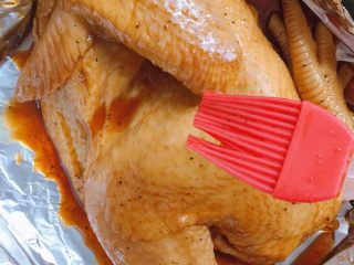 17、家庭烤鸡(烤箱版),最后刷上一层橄榄油